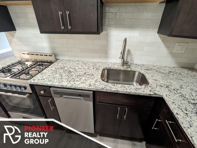 Building Photo - 454 W Barry Ave