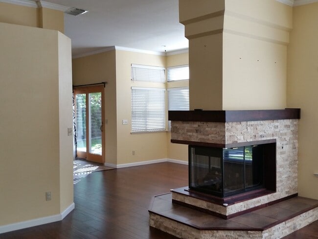 Building Photo - Charming 3-Bedroom Home in Folsom – Availa...