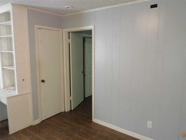 Building Photo - 4827 Pine Ave