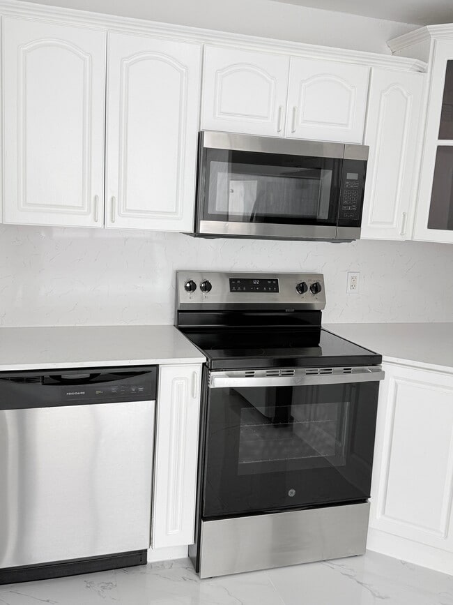 Building Photo - 1005E