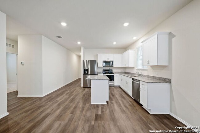 Building Photo - 4 Bedrooms 2 Bathrooms located in Santa Cl...