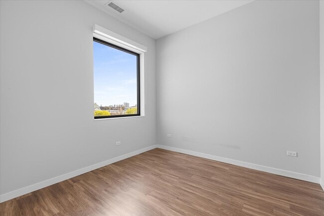 Building Photo - 4820 N Wolcott Ave