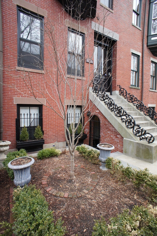 Building Photo - 216 W Springfield St