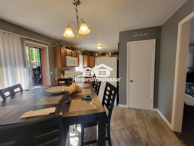 Building Photo - 3566 Highwood Dr SW