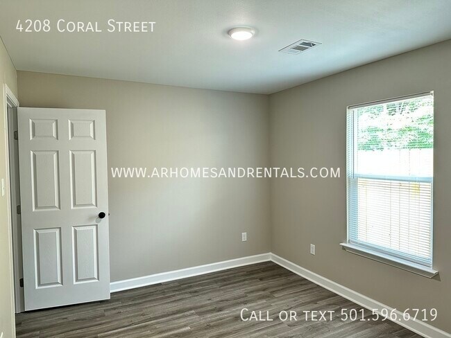 Building Photo - 4208B Coral Street | $850 | 2 beds, 1 bath