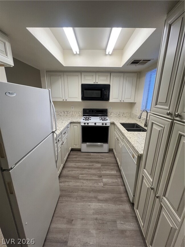 Building Photo - 7100 W Pirates Cove Rd