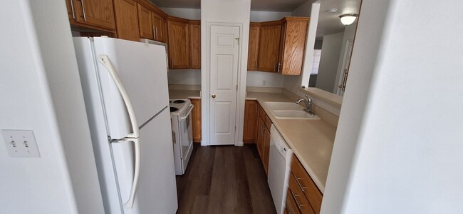 Building Photo - Beautifully Updated 3-bed, 2.5-bath Townho...