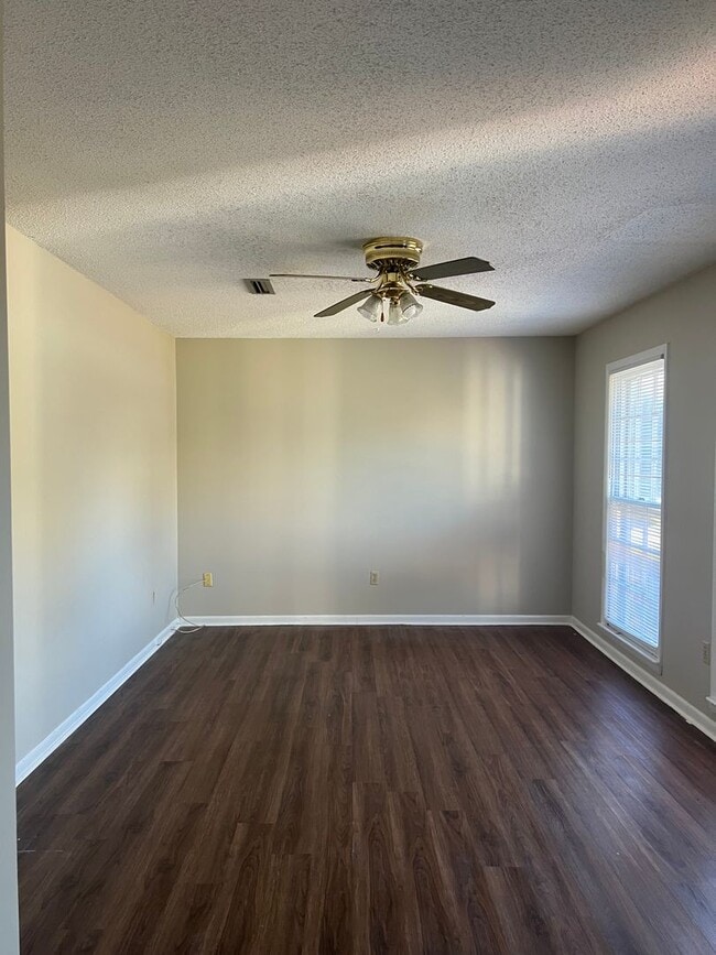 Building Photo - Available NOW - 523 Victoria Drive