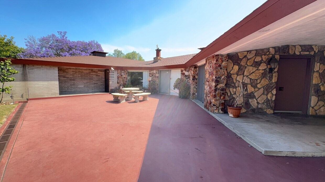 Primary Photo - Prestigious Family Home In Outstanding Loc...