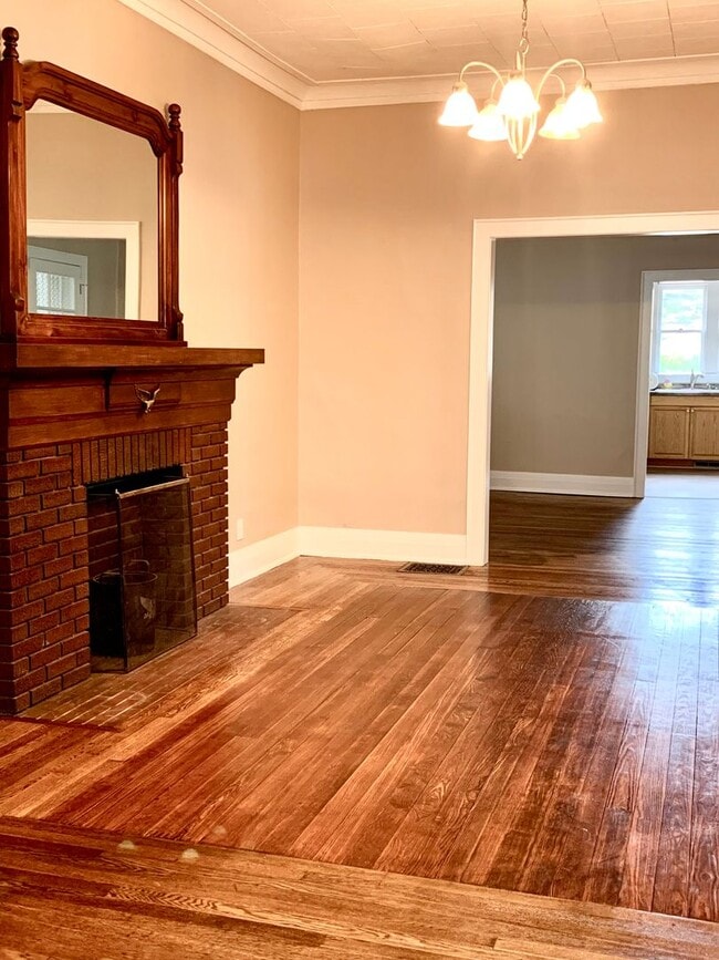 Building Photo - Large 4 bedroom student housing