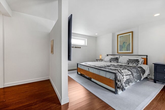 Foto del edificio - 2 bed 1.5 bath houseboat on Lake Union