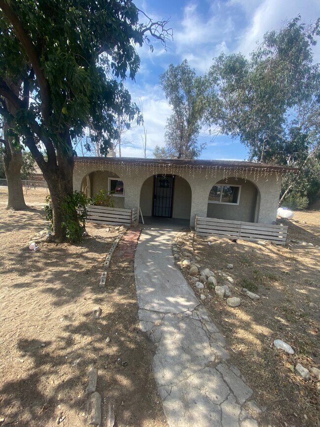 Foto del edificio - 7182 Cypress Ave