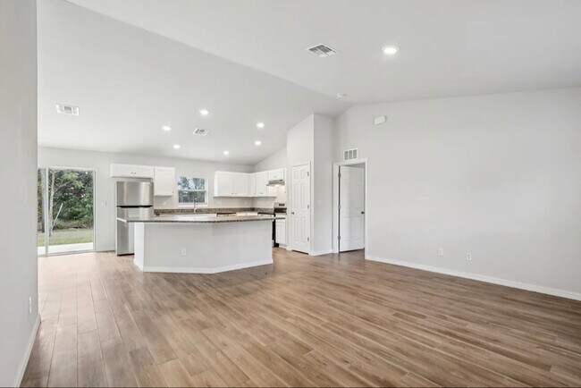 Foto del edificio - 13238 Fowler Ave