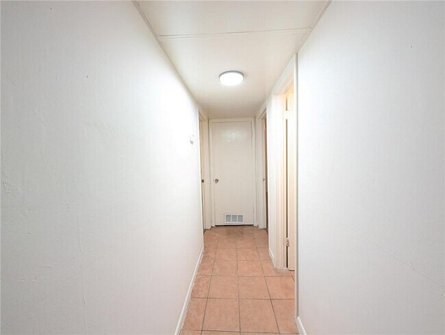 Building Photo - 573 Evergreen Terrace