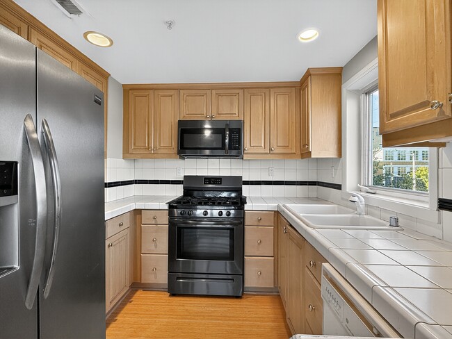 Foto del edificio - 3300 Meridian Ave N