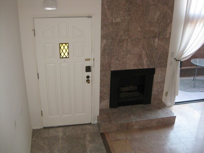 Foto del edificio - 817 N Croft Ave