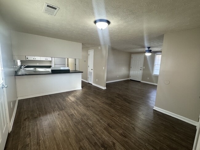 Building Photo - 123 Lake Dr