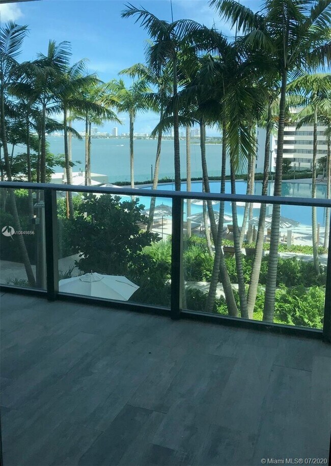 Foto del edificio - 650 NE 32nd St