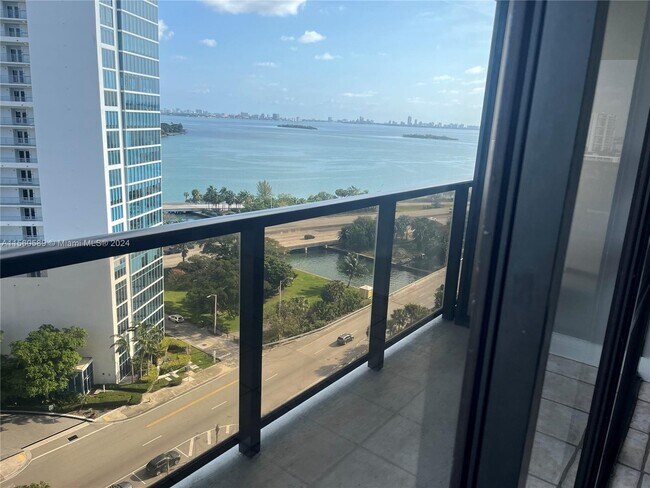 Foto del edificio - 600 NE 36th St