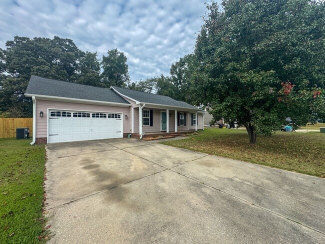 Building Photo - Charming 3 Bed 2 Bath Spring Lake Home wit...