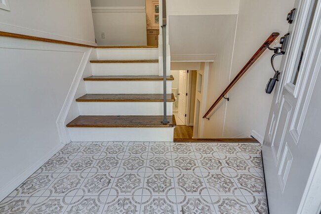 Building Photo - Charming 3+ BR single family home availabl...
