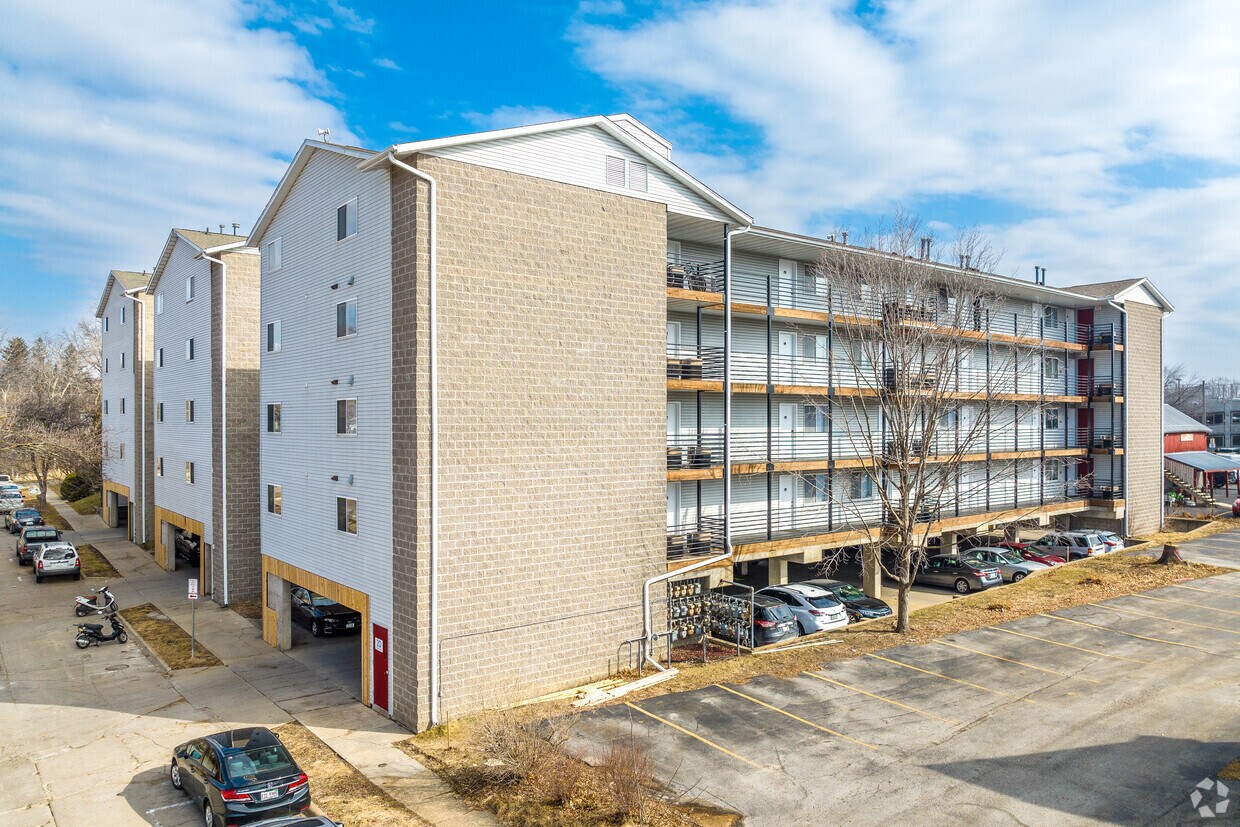 Forum at Lincoln Apartments Apartments in Iowa City, IA