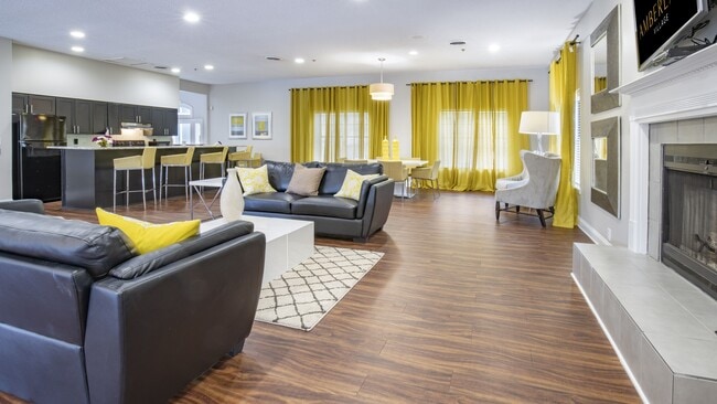 Desde reuniones informales hasta eventos comunitarios, nuestra casa club es el corazón de Amberlake Village. - Amberlake Village