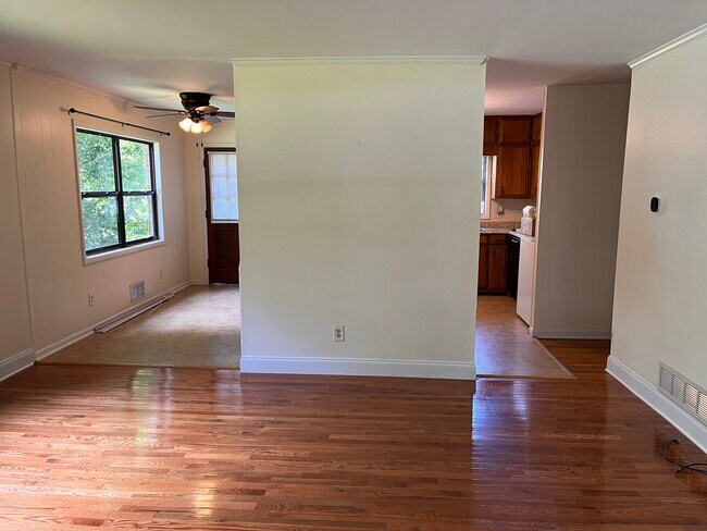 Vista desde la puerta principal mirando hacia la cocina. - 1405 Southland Vista Ct NE