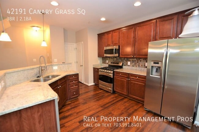 Building Photo - Beautifully Maintained 3 Bedroom 4 Level T...