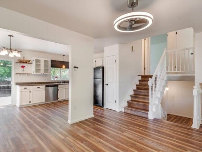 Building Photo - WELCOME TO THIS CHARMING HOME!