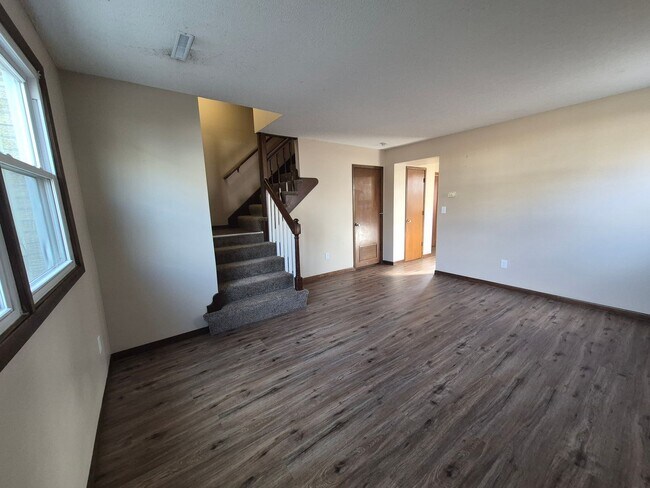 Building Photo - Pet Friendly 2 bedroom, 1.5 bathroom duplex in cul-de-sac near Pioneer Park!