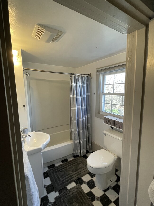 Building Photo - 17 Summer St