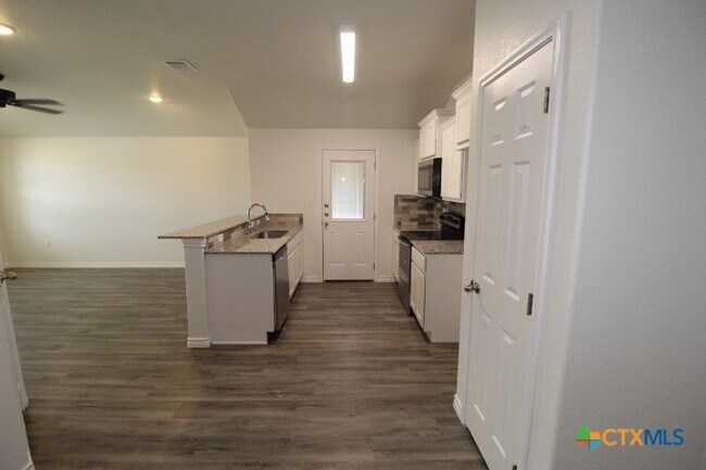 Building Photo - 118 Wind Ridge Dr