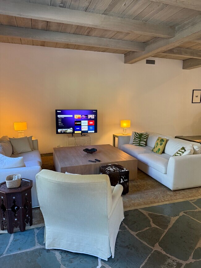 Foto del edificio - 1741 Coldwater Canyon Dr