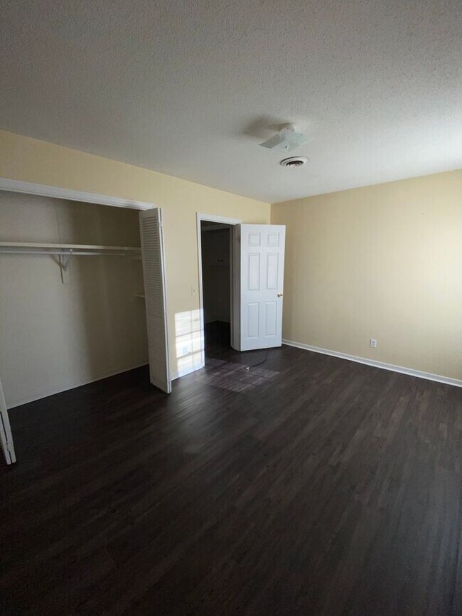 Building Photo - Ready for move in!