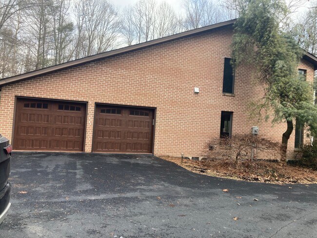 Foto del edificio - 1660 Chase Ln