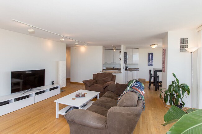 Foto del edificio - 2650 N Lakeview Ave