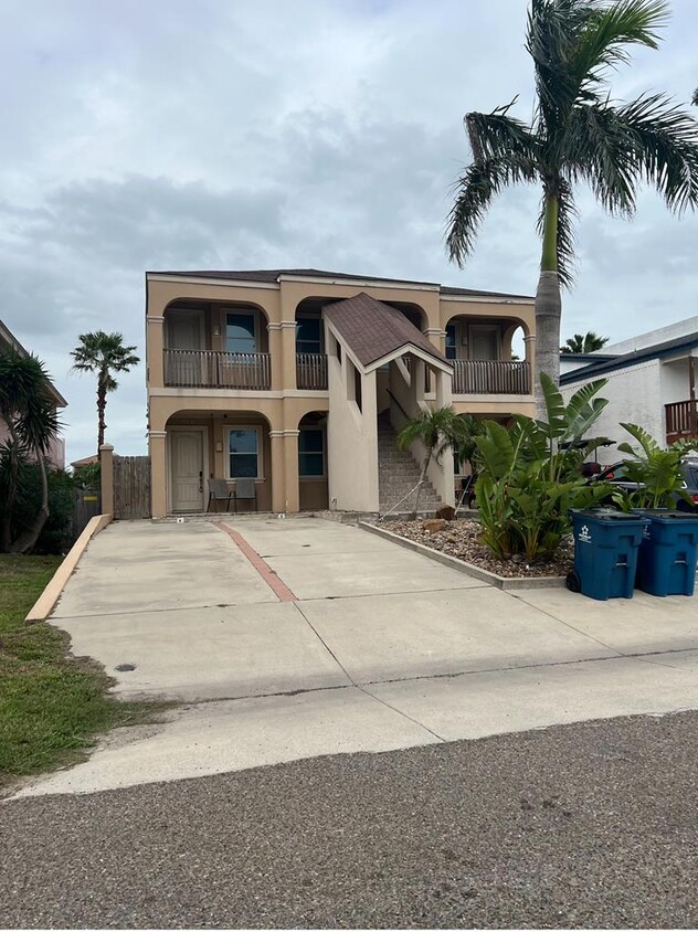 Primary Photo - 106 W Capricorn Dr