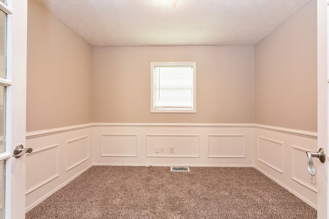 Building Photo - 160 Swan Lake Dr
