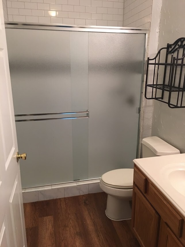 Master bathroom. - 1008 S Murray St