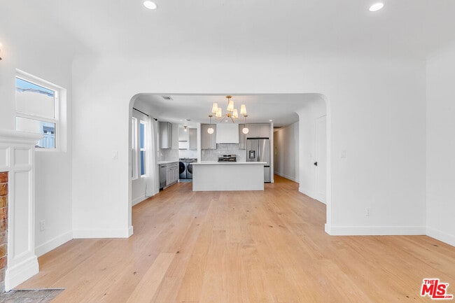 Building Photo - 2032 S Palm Grove Ave