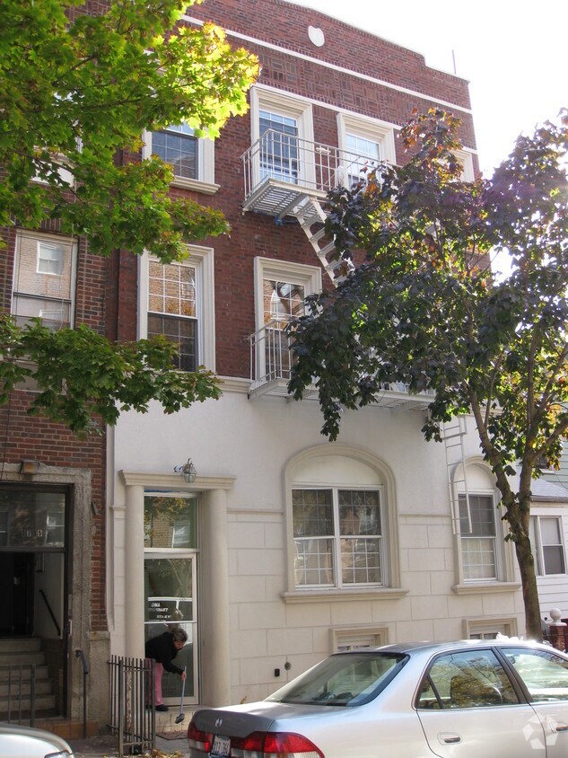 Foto del edificio - 1739 E 14th St