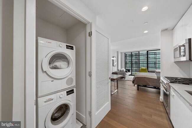 Building Photo - 45 Sutton Square SW