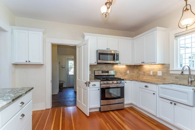 Building Photo - Stunning Home in Downtown Colorado Springs!