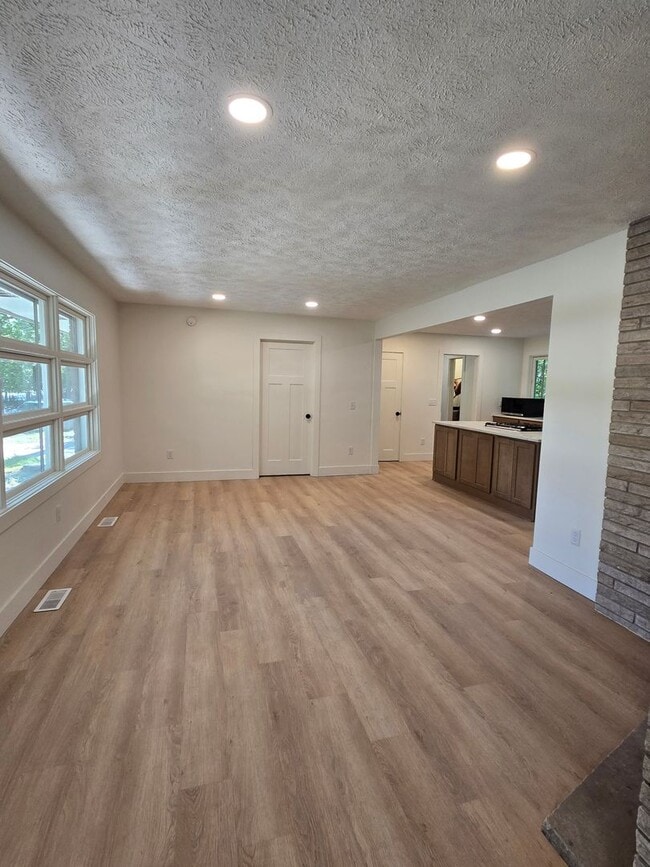 Foto del edificio - 1499 N Scenic Dr
