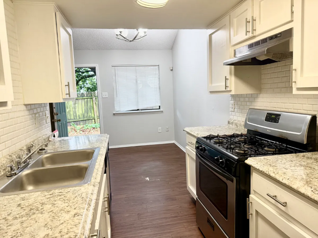 Building Photo - 301 Villa Oaks Cir