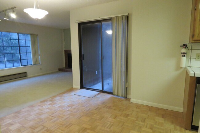 Building Photo - Condo with 2 baths, Parking and Private Pa...