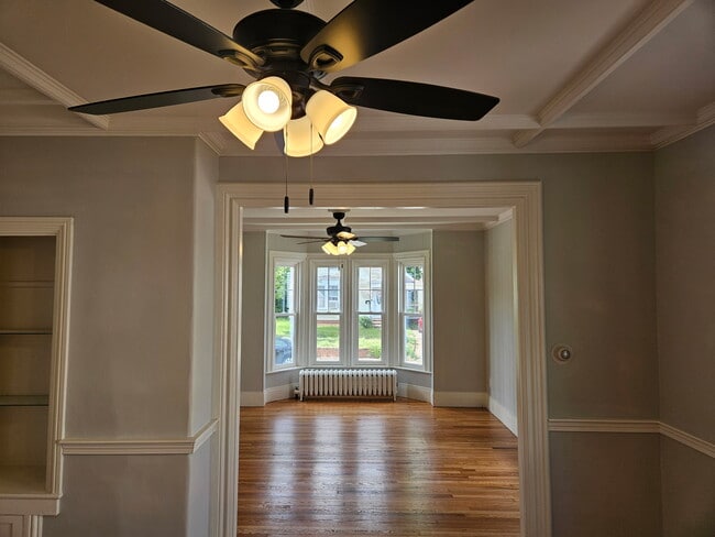 Living Room - 92 Bank St