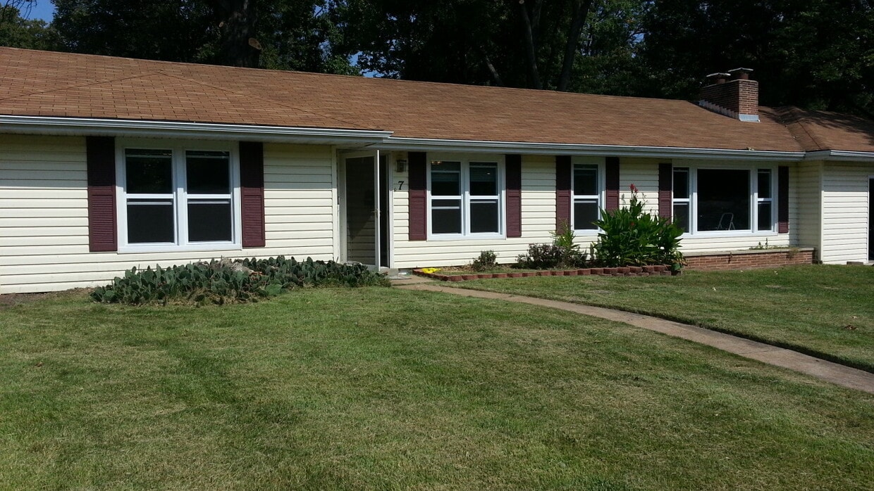 Foto del edificio - COMING SOON! 3B 1b Florissant Home For Rent