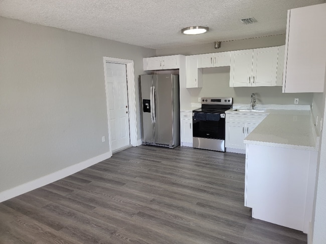 Foto del edificio - 2441 NW 26th St